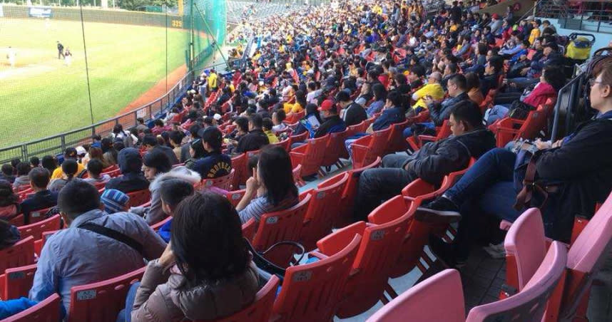 中職賽季即將開始，恐增加群聚感染機率。（圖／CPBL 中華職棒臉書）