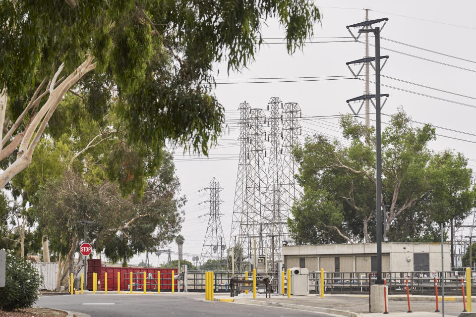 El tendido eléctrico cerca de la planta de Fountain Valley, en el Distrito Sanitario del condado de Orange, en Fountain Valley, California, el 31 de agosto de 2020. (Philip Cheung/The New York Times)