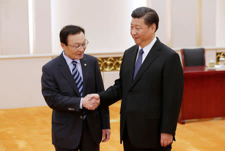 South Korean special envoy Lee Hae-chan (L) meets China's President Xi Jinping at the Great Hall of the People, in Beijing, China May 19, 2017. REUTERS/Jason Lee