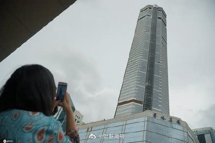 ▲中國深圳知名地標「賽格大廈」18日突然出現劇烈搖晃。（圖／翻攝自微博）