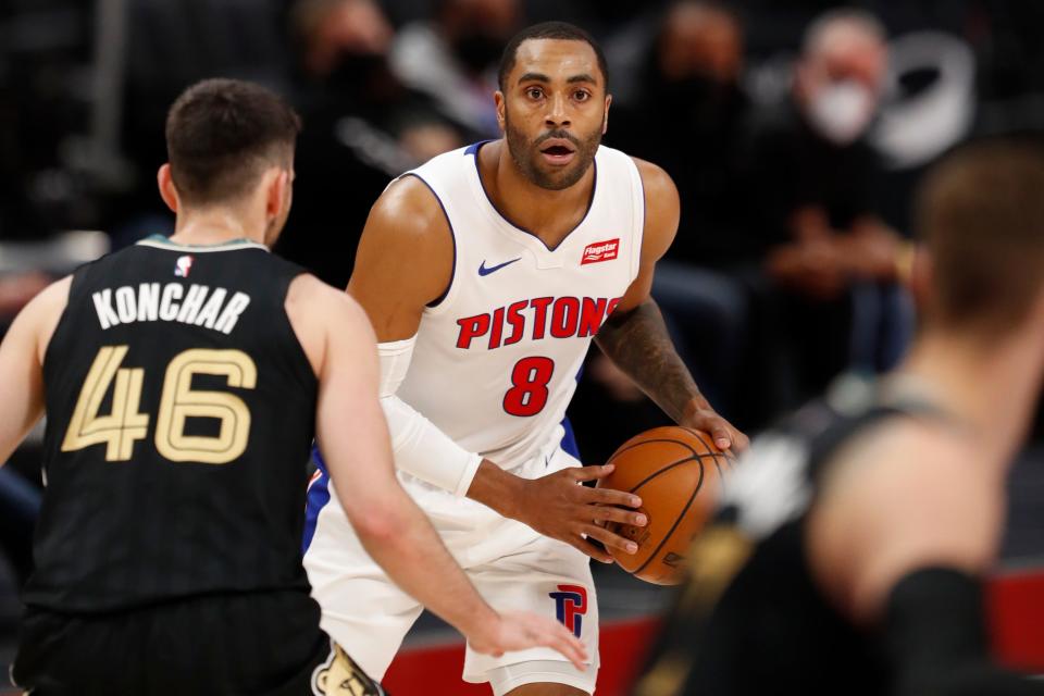 Detroit Pistons guard Wayne Ellington handles the ball while defended by Memphis Grizzlies guard John Konchar during the second quarter at Little Caesars Arena, May 6, 2021.