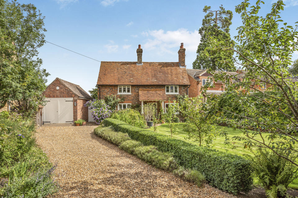 This delightful cottage is in catchment for Aylesbury Grammar, a selective school founded over 400 years ago and deemed outstanding by Ofsted.