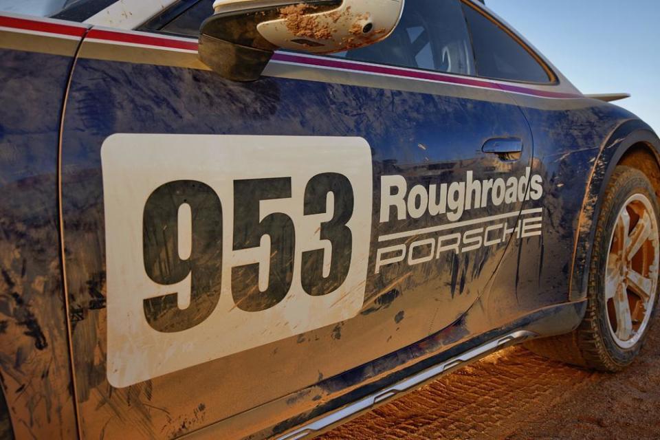 在車門上印有「Roughroads」字樣，展現 911 Dakar 車型的獨有概念以及為越野而生的強大性能。