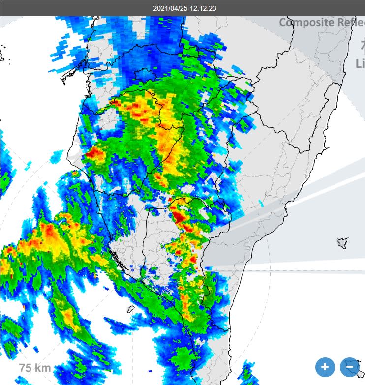 中央氣象局在今(25)日下午1點發布大雨特報，指因對流雲系發展旺盛，台南地區及高雄、屏東山區易有短時強降雨發生。   圖：翻攝自鄭明典臉書