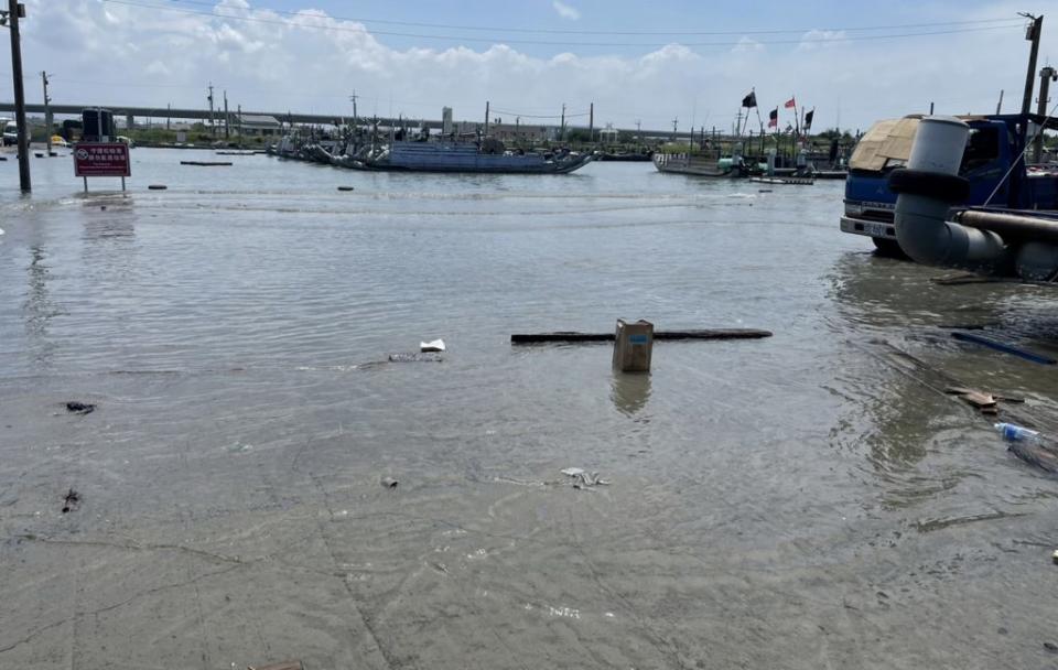 大甲松柏漁港淹水是近十年來最嚴重，不排除下個月中秋節，海水倒灌再度重現。（記者陳金龍攝）