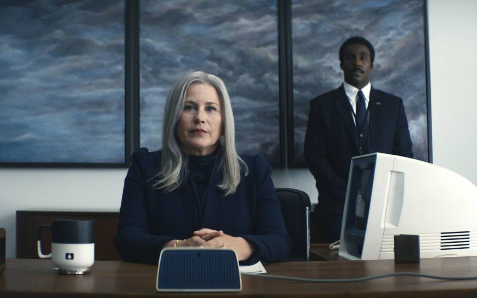 Bei diesen Chefs sollte man eher nicht auf ein lockeres oder gar kollegiales Verhältnis hoffen: Patricia Arquette und Tramell Tillman als Vertreter des Lumon-Apparates.  (Bild: Apple TV+)