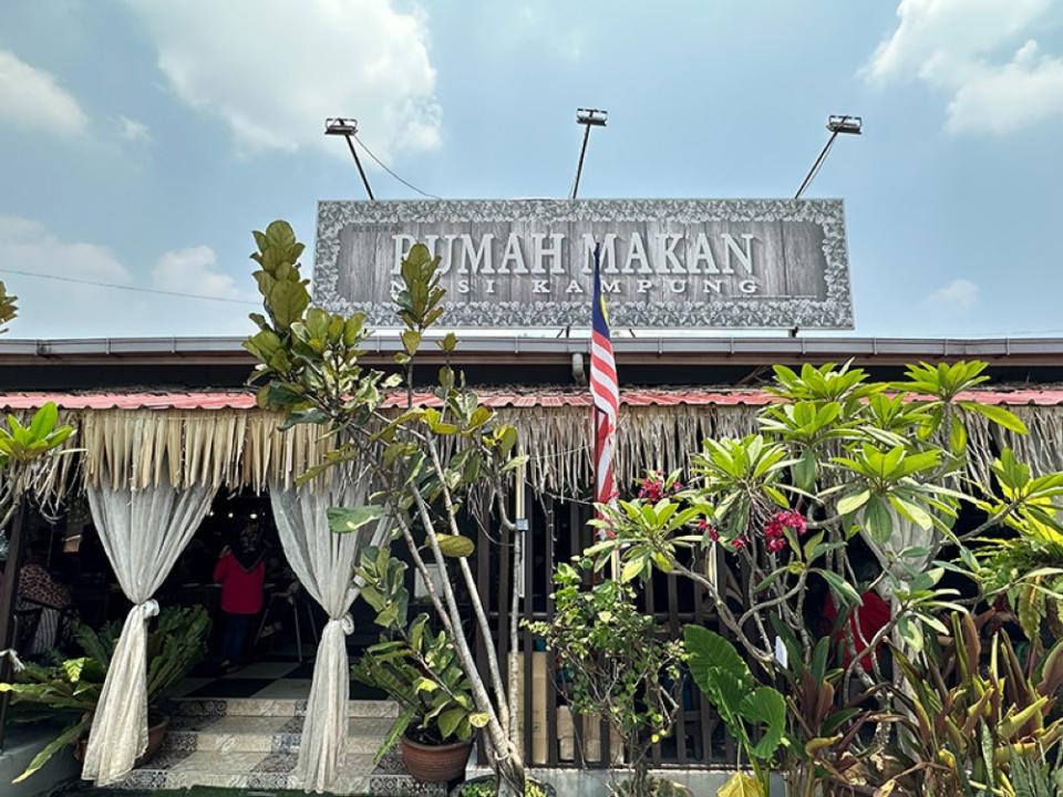 Find this place just off the road and next to a row of flats in Cheras