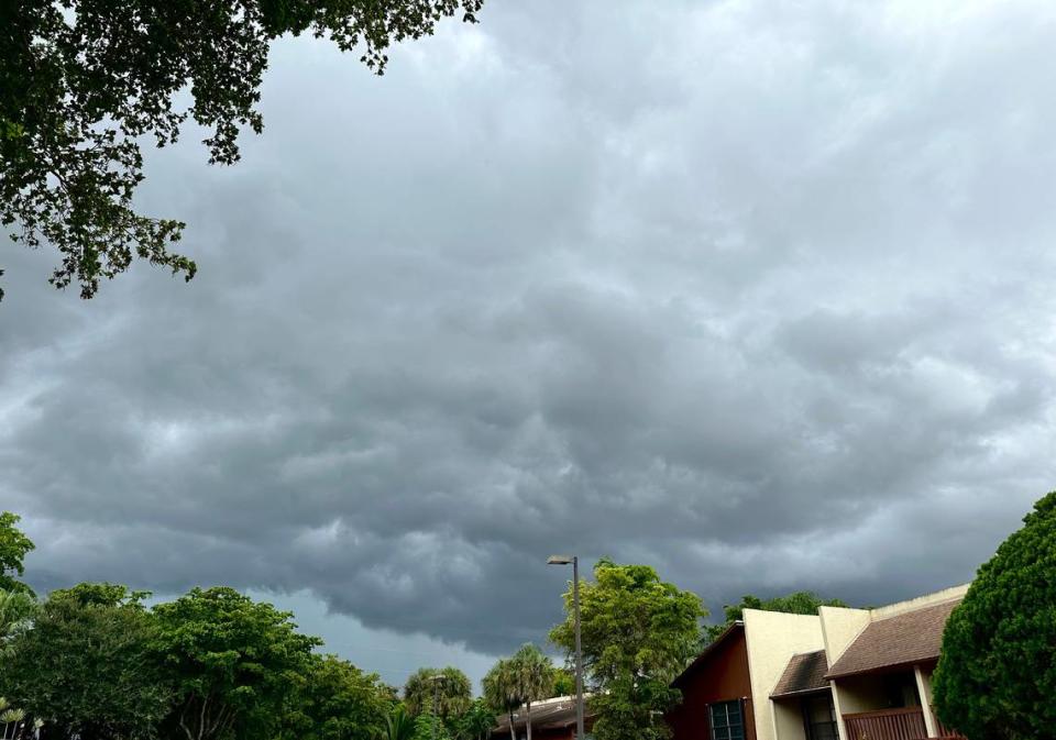 Afternoon storms, fueled by a tropical wave system in the Atlantic, roll into South Florida in this Kendall neighborhood near Florida’s Turnpike on July 27, 2023. Howard Cohen/hcohen@miamiherald.com