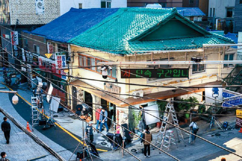 電影《如果雨之後》於疫情期間到釜山取景，釜山影像委員會也給予全面協助。（翻攝自《釜山日報》）