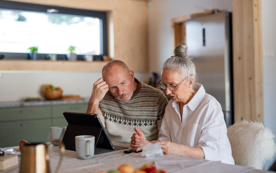 couple calculating bills - Halfpoint Images/ Moment RF