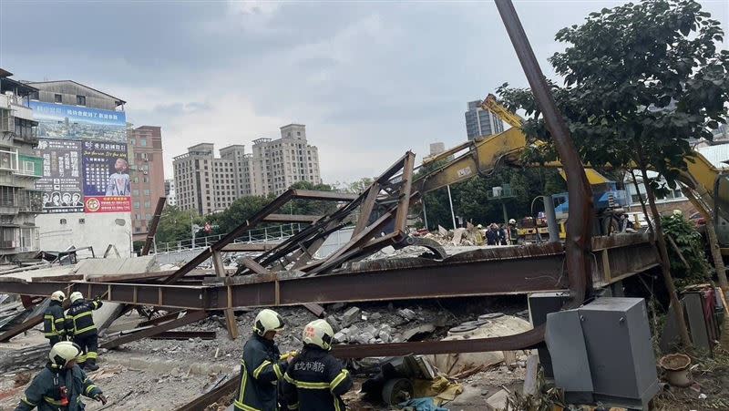 士林工地牆面倒塌壓死小山貓駕駛。（圖／翻攝畫面）