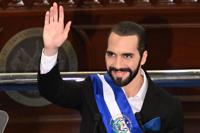 El presidente salvadoreño Nayib Bukele saluda después de pronunciar su discurso anual a la nación marcando su cuarto año en el cargo en la Asamblea Legislativa de San Salvador el 1 de junio de 2023. 