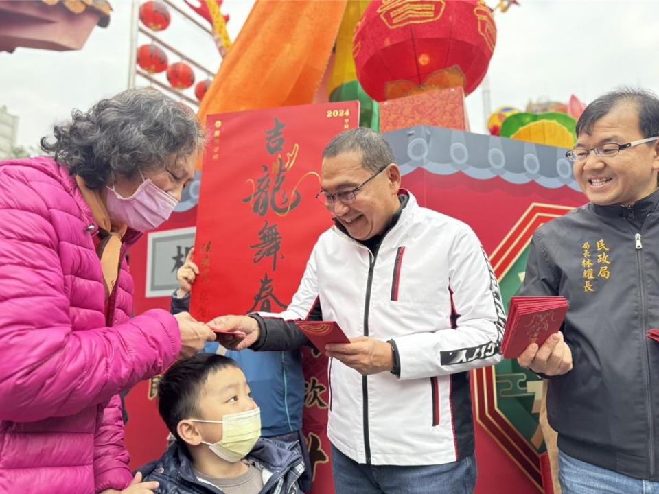 侯友宜今（10）日到慈惠宮、接雲寺、先嗇宮、義天宮參訪，許多民眾興奮早起排隊，就為了在農曆新年伊始領到市長親自發放的紅包。（柯毓庭攝）