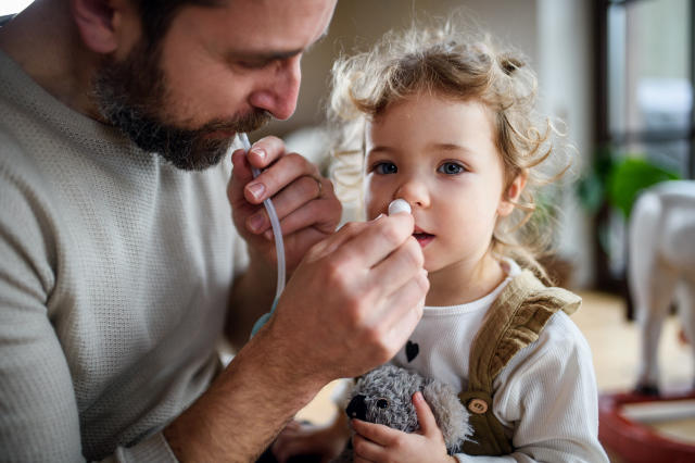 Cuatro motivos por los que ya no se recomienda el aspirador nasal para  limpiar los mocos al bebé