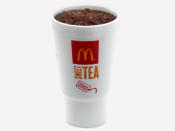 The 32-ounce cup of sweet tea (which is the large size) has 280 calories. The restaurant offers other sizes: the medium (21 ounces) has 180 calories, while the small (16 ounces) has 150 calories.