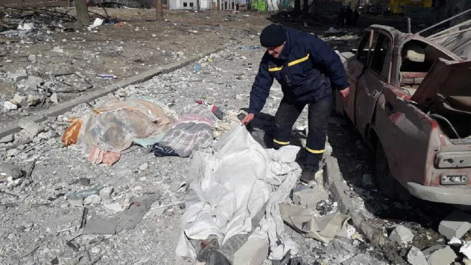 A man covers a dead body after residential buildings were hit by a Russian attack in Chernihiv, Ukraine. <span class="copyright">State Emergency Service of Ukraine/Handout/Anadolu Agency via Getty Images</span>