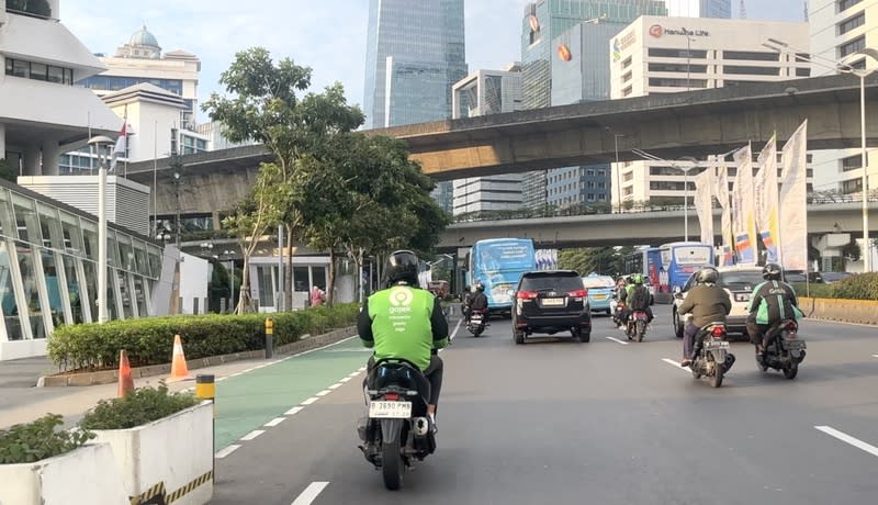 Gojek摩托車穿梭雅加達街頭 印尼各大城市都能看到，身穿綠外套的Gojek摩托車 司機穿梭在大街小巷。 中央社記者李宗憲雅加達攝  113年6月17日 