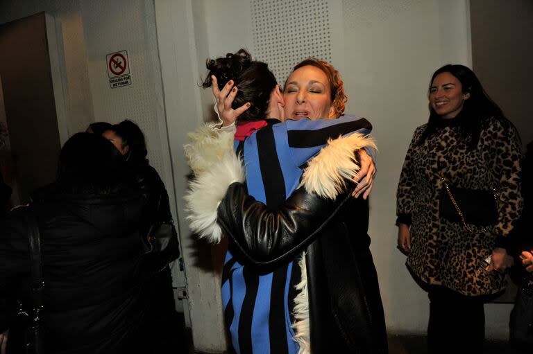 Además de sus amigas, Vera Spinetta recibió el apoyo de su familia. En la foto, el tierno abrazo que le dio su hermana Catarina