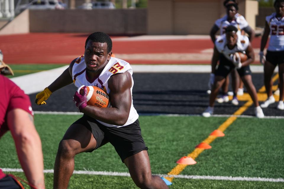 Mountain Pointe running back Jay'Len Rushing runs drills during a spring football showcase at Saguaro High School on Thursday, May 19, 2022, in Scottsdale.
