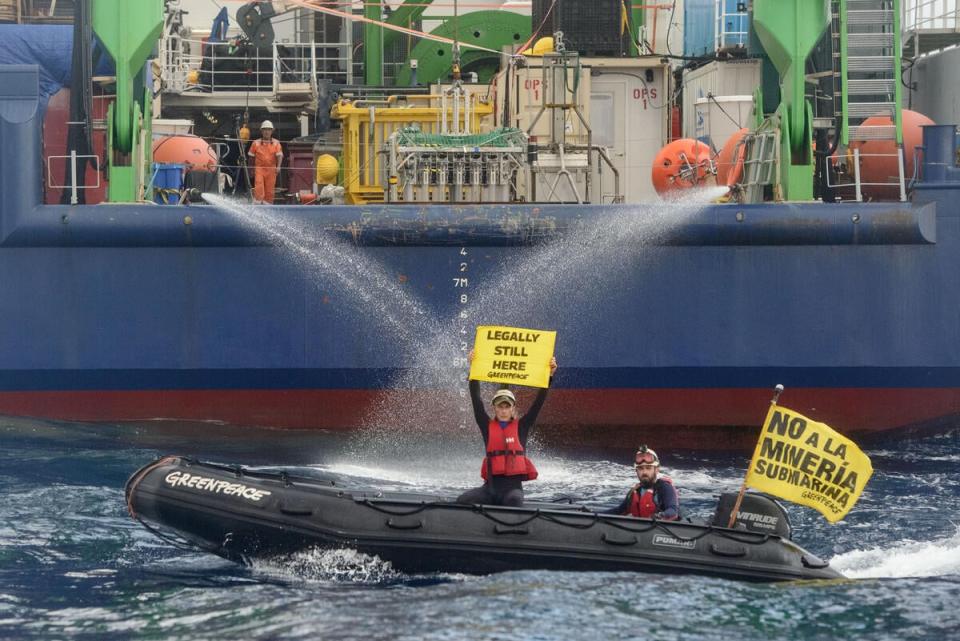 來自世界各地的綠色和平行動者在深海採礦船艦「MV COCO」周圍表達抗議，遭到船艦以水柱驅趕。