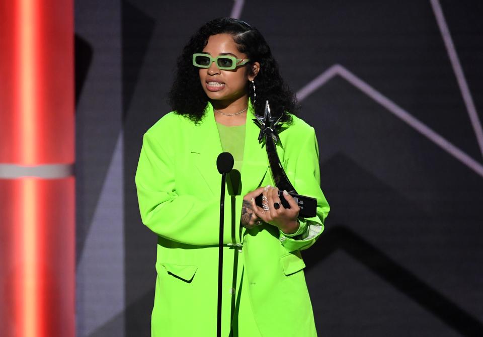 LOS ANGELES, CALIFORNIA - JUNE 23: Ella Mai accepts the Coca-Cola Viewers' Choice Award for 'Trip' onstage at the 2019 BET Awards on June 23, 2019 in Los Angeles, California. (Photo by Kevin Winter/Getty Images) ORG XMIT: 775352826 ORIG FILE ID: 1157888342