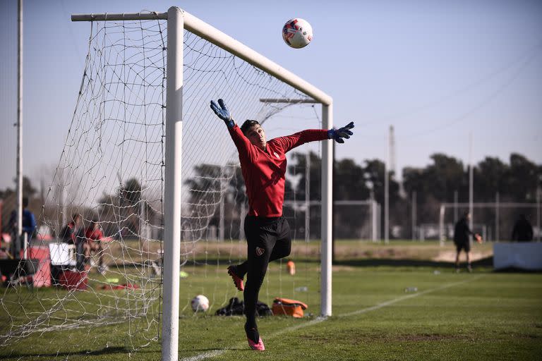 Milton Álvarez vuela, en un entrenamiento de Independiente