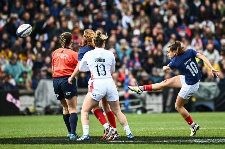 Lina Queyroi joue au pied contre l'Angleterre le 27 avril 2024 à Bordeaux (Christophe ARCHAMBAULT)