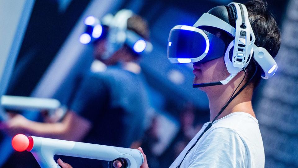 Ein Besucher der Kölner Gamescom probiert an einem Stand ein Videospiel mit einer VR-Brille aus. Foto: Christophe Gateau