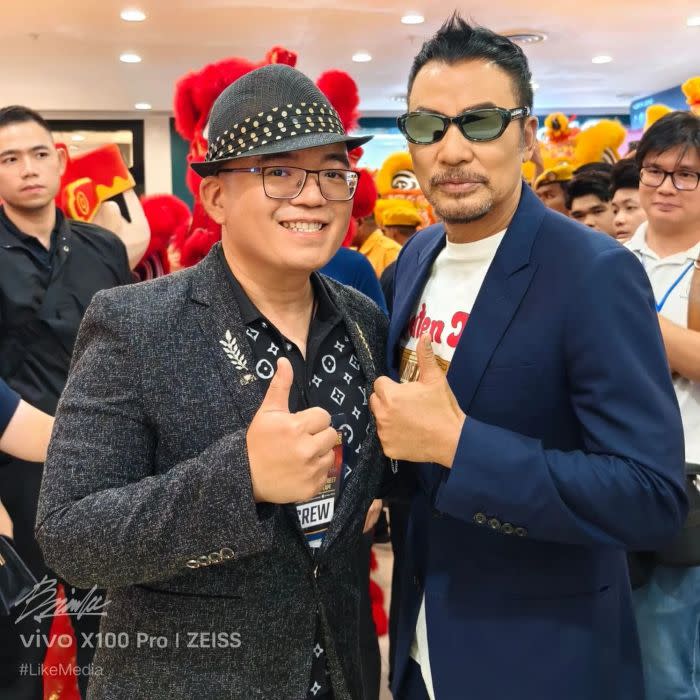 Brian Lee is a lucky fan to get a nice shot with Simon Yam
