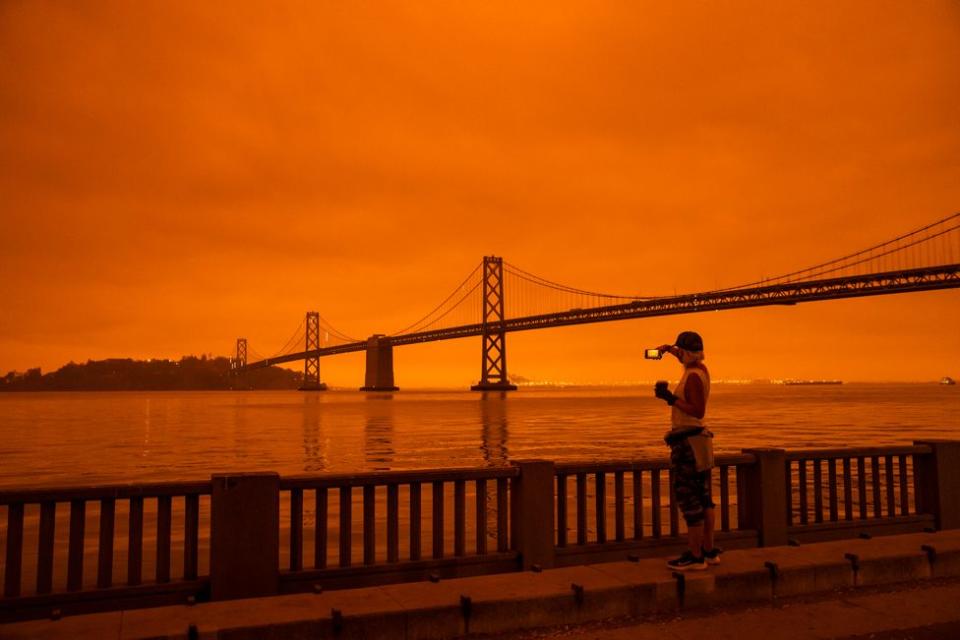 En septiembre, el humo de los incendios forestales cubrió San Francisco con un tono naranja. Los incendios quemaron millones de hectáreas en el estado de California este año y mataron al menos a ocho personas.