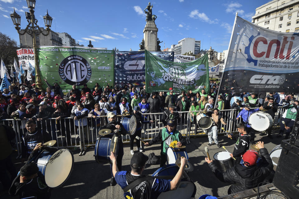 Manifestantes antigubernamentales protestan frente al Congreso donde los legisladores debaten reformas respaldadas por el presidente Javier Milei en Buenos Aires, Argentina, el jueves 27 de junio de 2024. (AP Foto/Gustavo Garello)