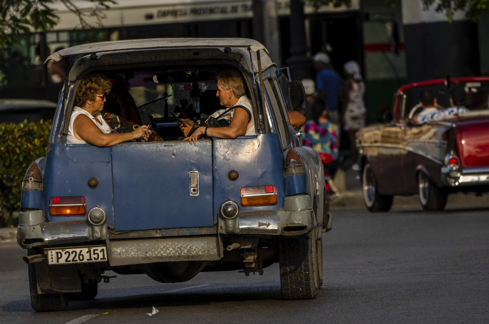 Mujeres viajan en la parte trasera de un taxi colectivo en La Habana, Cuba, el jueves 6 de abril de 2023. (AP Foto/Ramón Espinosa)