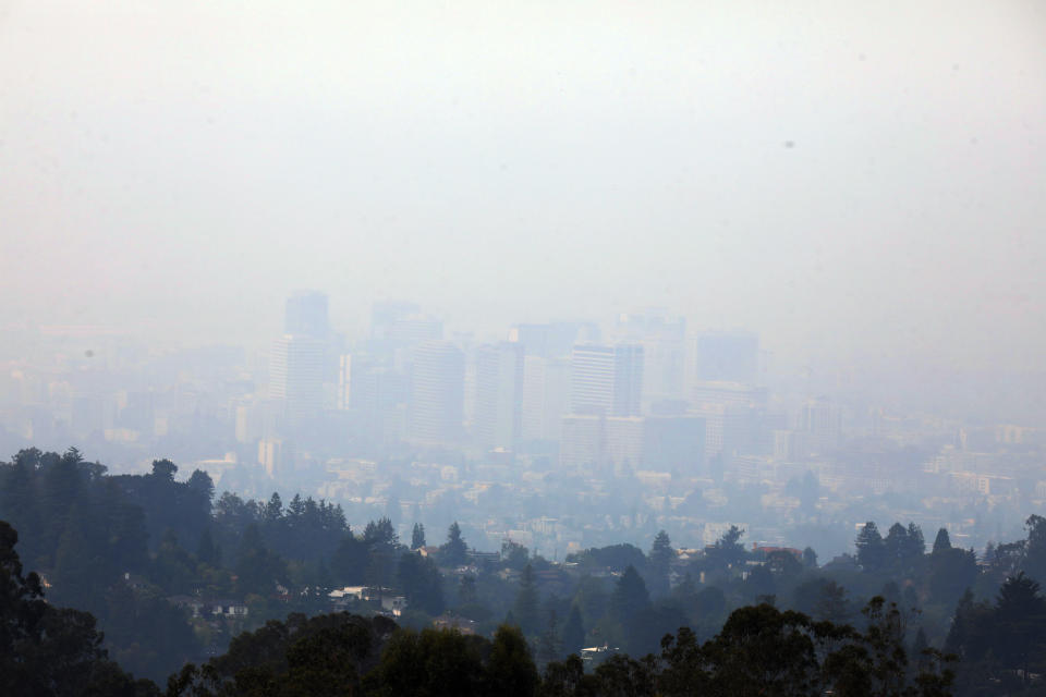 Una vista del horizonte del centro de Oakland, cubierto de neblina y humo de los incendios forestales de California, 24 de agosto de 2020. (Jim Wilson/The New York Times)