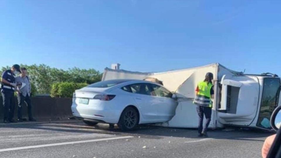 白色特斯拉直接衝破貨車車體，半個車身直接插入。（圖／東森新聞）