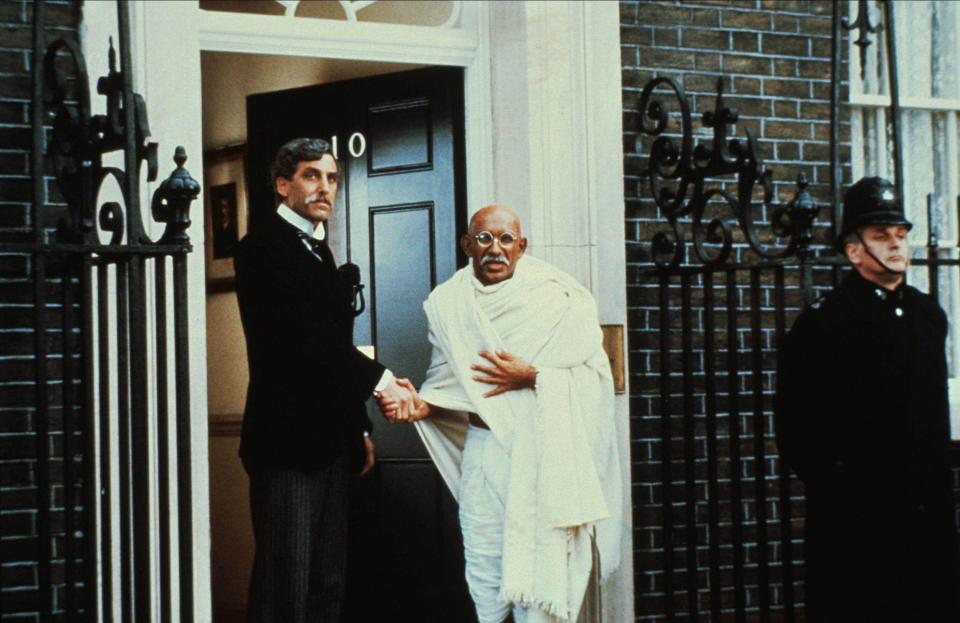 As Ramsay MacDonald, greeting Mahatma Gandhi (Ben Kingsley) to Downing Street in Richard Attenborough's Gandhi - Alamy