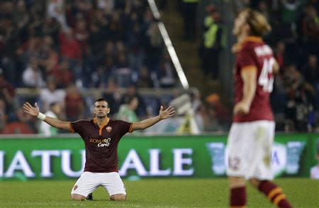 AS Roma's Leandro Castan (L) reacts during his Italian Serie A soccer match against Chievo Verona at the Olympic stadium in Rome October 31, 2013. REUTERS/Max Rossi