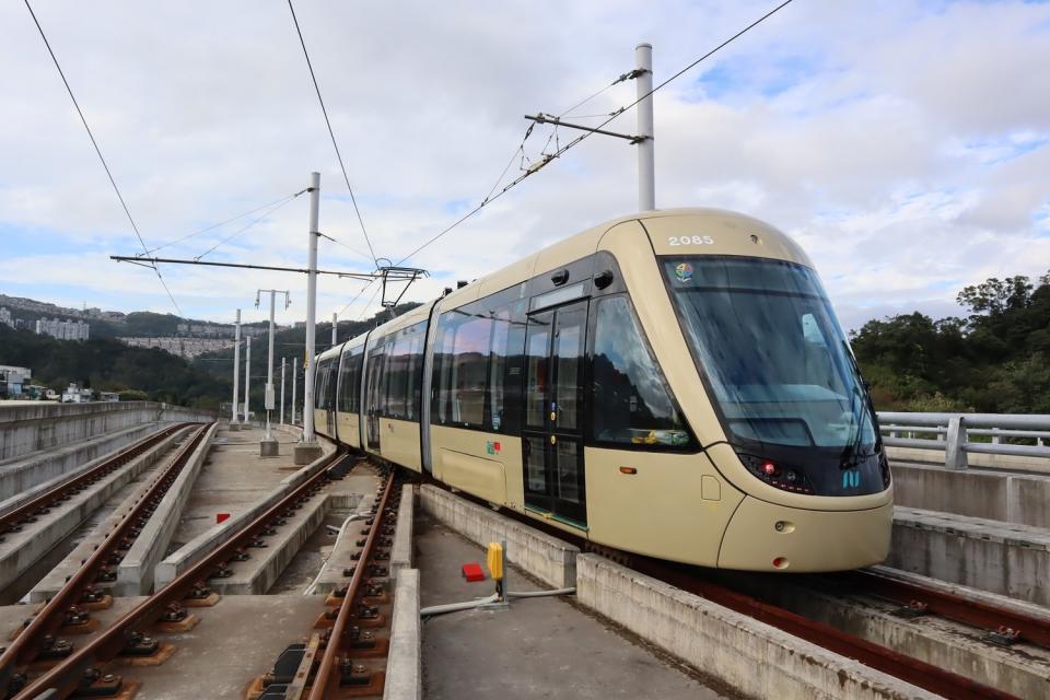 安坑輕軌列車進站。   圖：新北市捷運局提供