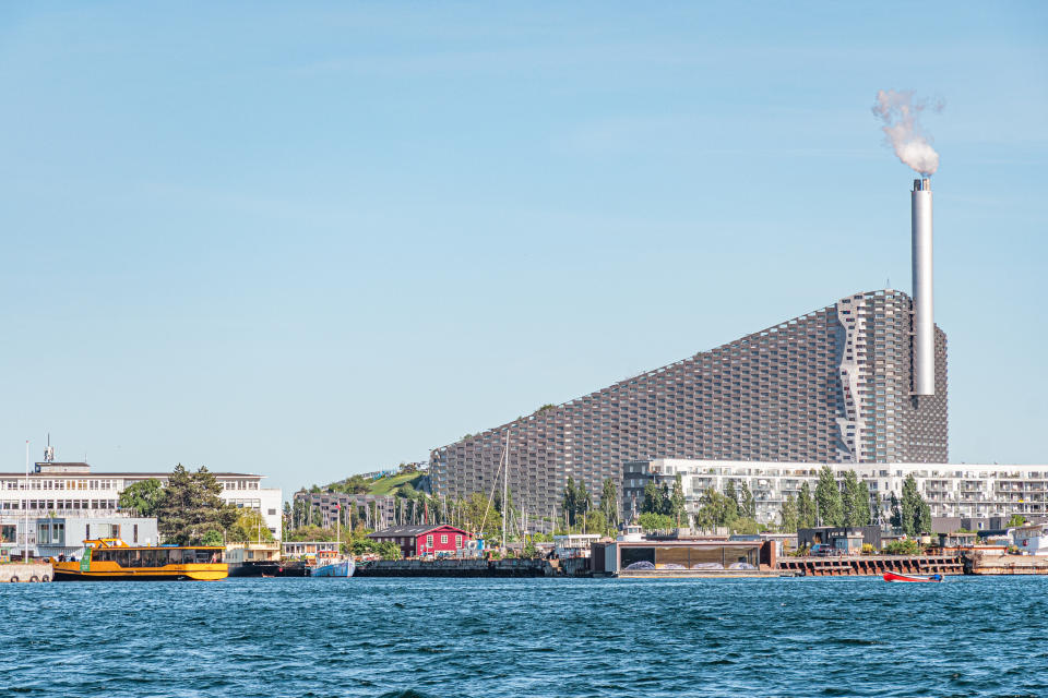 <p>Amager Bakke o Copenhill es uno de los más recientes ejemplos de la sostenibilidad hedonista, corriente que propone que es posible ser responsables con el medio ambiente, sin sacrificar la calidad de vida. También intenta demostrar que la arquitectura y el diseño pueden ser económicamente rentables y sostenibles a la vez.</p> <p>(Getty Images)</p> 