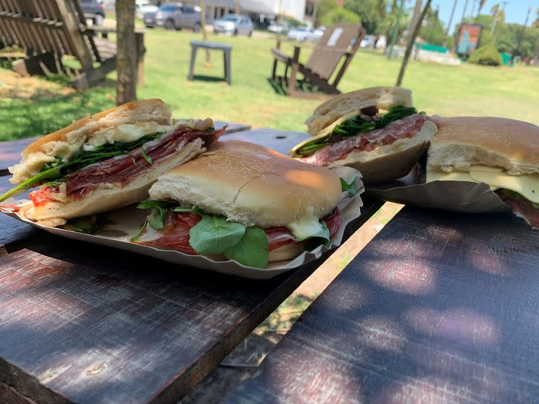 Dentro de las opciones de sándwiches hay matambres caseros, bondiola, jamón crudo y cocido, distintos tipos de quesos, berenjenas al escabeche, morrones agridulces y la lista sigue