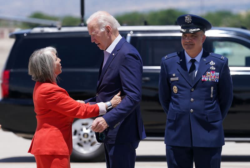 Biden visits New Mexico to receive a briefing on the wildfires