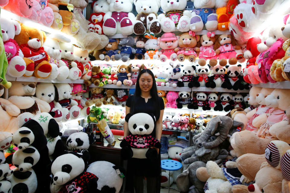 Un puesto en el que se veden muñecos de peluche en el mercado de Yiwu. REUTERS/Thomas Peter