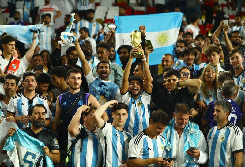 Aficionados argentinos apoyando a su selección en el partido ante Emiratos Árabes Unidos