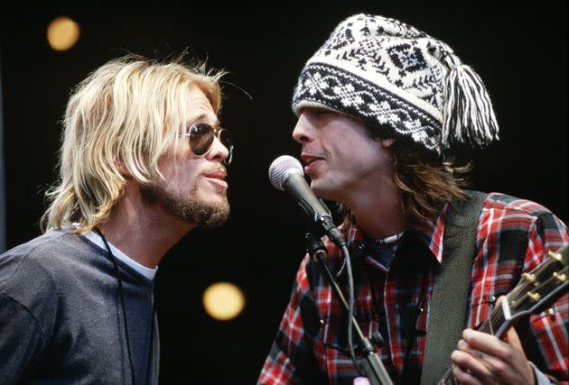Taylor Hawkins and Dave Grohl performing together in 2000. (Photo: Tim Mosenfelder via Getty Images)