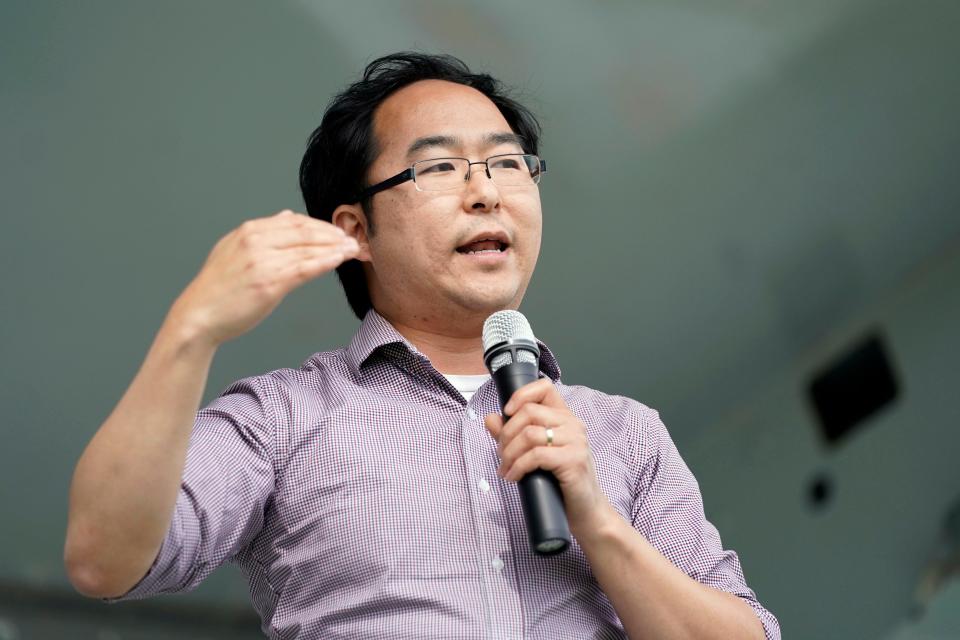 El representante Andy Kim (demócrata por Nueva Jersey), habla durante la manifestación por la unidad del condado de Bergen en el Overpeck County Park el domingo 16 de mayo de 2021, en Leonia. Cientos de personas se reunieron para discutir el racismo que enfrentan los estadounidenses de origen asiático y para mostrar apoyo y unidad.