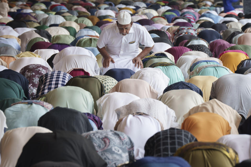 Musulmanes rezan en la Mezquita Nacional por el Eid al-Fitr, que marca el final del Ramadán, en Kuala Lumpur, Malasia, el miércoles 10 de abril de 2024. (AP Foto/Vincent Thian)
