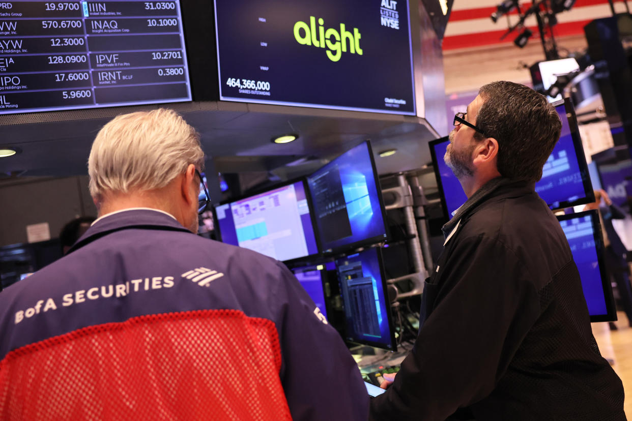 NEW YORK, NEW YORK - JANUARY 19: Traders work on the floor of the New York Stock Exchange during morning trading on January 19, 2023 in New York City. The stock market opened lower continuing yesterday's slide that saw the Dow Jones closing below 600 points and the S& P having it's worst day in more than a month after disappointing December retail sales and concerns over the debt ceiling and looming recession fears.   (Photo by Michael M. Santiago/Getty Images)