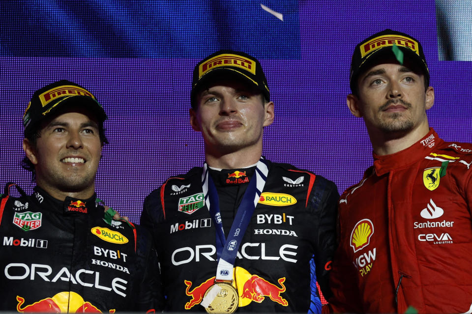Max Verstappen, de Red Bull, celebra en el podio tras ganar el Gran Premio de Arabia Saudí junto a Sergio Pérez, de Red Bull, segundo, y Charles Leclerc, de Ferrari, tercero (REUTERS/Hamad I Mohammed)