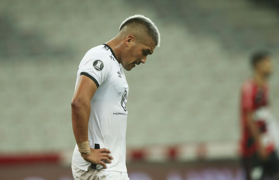 Javier Parraguez, de Colo Colo de Chile, abandona la cancha tras la derrota por 2-0 ante Atlético Paranaense en un duelo de la Copa Libertadores, el miércoles 23 de septiembre de 2020 (Rodolfo Buhrer, Pool via AP)