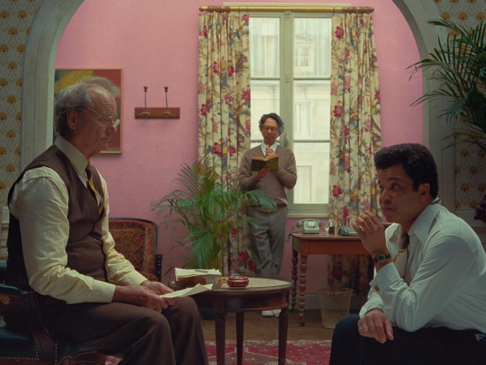 Bill Murray, Wally Wolodarsky, and Jeffrey Wright in ‘The French Dispatch’ (20th Century Studios)