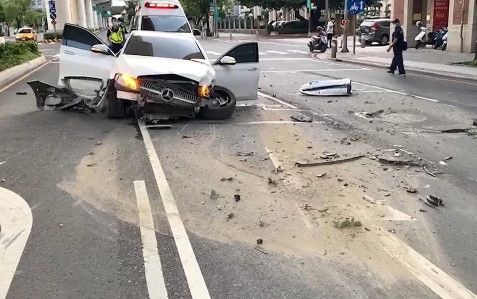 台中市26日凌晨發生一起嚴重車禍。（圖／翻攝自重機車友 ❘ 各區路況、天氣回報中心臉書）